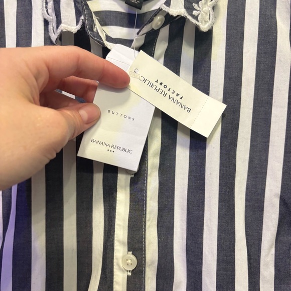 Banana Republic Women’s Gray and White Embroidered Button Down Shirt Size 0 - Picture 5 of 10